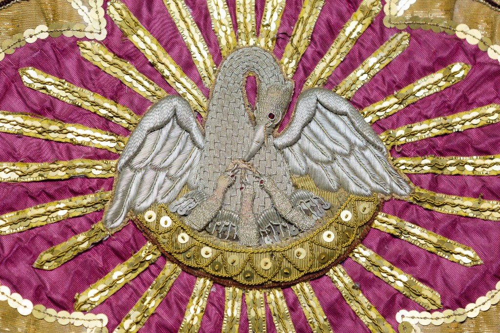 Pélican de piété sur une chasuble, Sizun, France